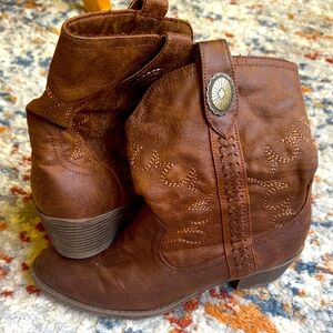 Maurices Brown Western heeled Ankle Boots size 6.5